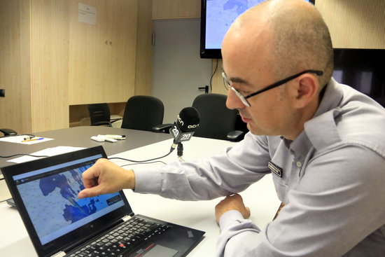 Subdirector of the Coordination and Management of Emergencies Sergio Delgado observes image on prevention and management tool for natural phenomena risk (by Laura Fíguls)